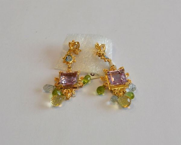  Paio di orecchini pendenti , in oro giallo, Kunzite quadrata ,brillanti e pietre mix g 14,2