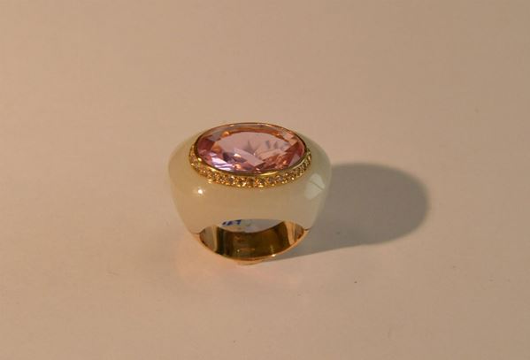  Anello in oro giallo ,calcedonio bianco, Torbium rosa ovale e brillanti g 17,7
