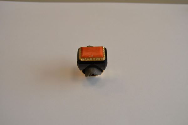  Anello in oro giallo, onice ,corallo rettangolare e brillanti g 22