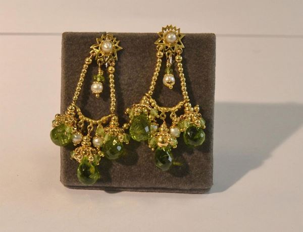  Paio di orecchini pendenti in oro giallo con peridoti e perle g 13
