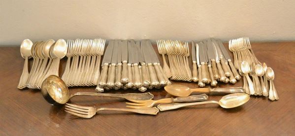  Servito di posate  in argento, sec. XX, composto da: sedici cucchiai, tredici forchette, diciotto coltelli grandi, dodici forchettone, undici coltellini, dodici forchette da dolce, venti cucchiaini e sei posate grandi ( 108 )                      
