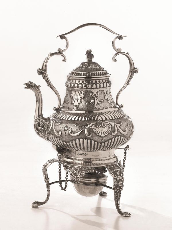  Samovar, Londra, 1877,  in argento riccamente sbalzato a volute e foglie, tre piedini terminanti ad artiglio, beccuccio con finale modellato a testa di grifone, presa a volute, completo di fornellino, alt. cm 26,5, g 755