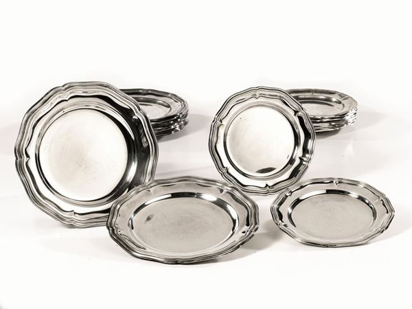  Dodici piattini da pane , in argento, tesa smerlata lavorata a righe, diam. cm 20, g 2800(12)