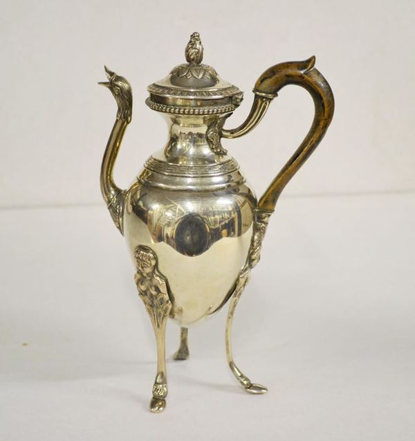  Caffettiera, Venezia, inizi sec. XIX,  in argento, corpo piriforme su tre alti piedi terminanti a zoccolo equino, beccuccio con finale a testa di cigno, presa a voluta, alt. cm 21,5, g 410,  ammaccature   