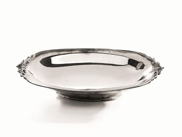  Alzata,  di forma ovale, in argento, anse a voluta vegetale, cm 39,5x26x5, g 860