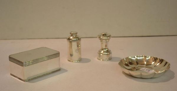  Saliera, Londra, 1910,  di forma cilindrica, in argento, g 85;  pepiera, Londra, 1894,  in argento;  una vaschetta, iffany,  di forma circolare con bordo sagomato, diam. cm 13, g 160 ed  una scatolina  rettangolare in argento, cm 11,5x8,5, g 340 (4)