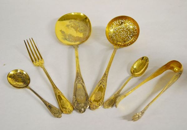  Servito di posate, sec. XIX,  in vermeil inciso a girali vegetali, manici decorati da stemma e motto inciso UBIQUE PATRIAM REMINISCI, complessivi, composto di cinquanta pezzi, g 1307 (50)