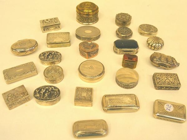 Gruppo di 21 , tra scatoline, tabacchiere e portapillole in argento  sec  XIX/XX g 515 
