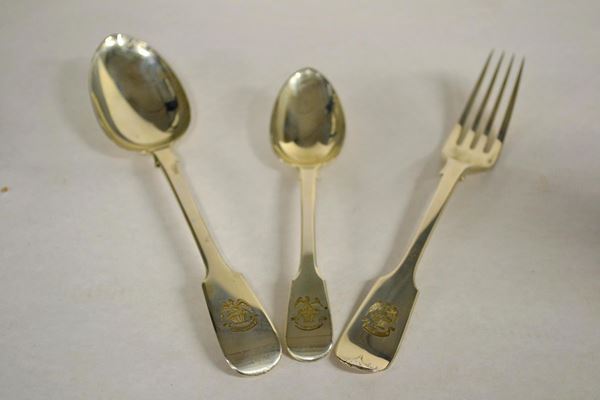  Sei forchette; cinque cucchiai, dodici cucchiai da frutta  in argento con punzoni Londra 1887 probabilmente falsi, complessivi g 1465 (23)