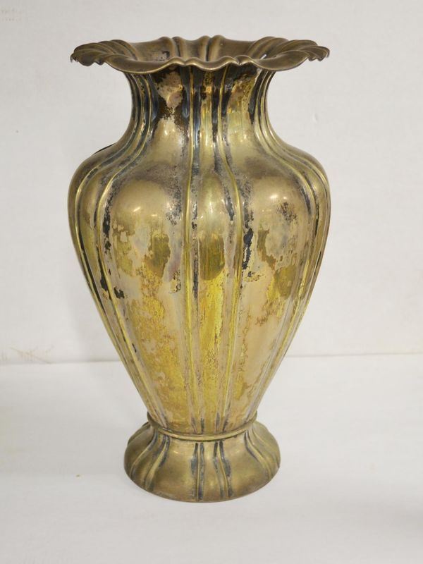  Vaso,  in argento, ampio labbro smerlato, corpo baccellato, alt. cm 36,5, g 1390
