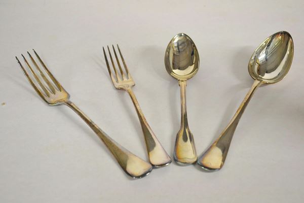  Dieci cucchiai, sette forchette, dieci cucchiai da frutta, quattro forchette da frutta , il tutto in metallo argentato (31)