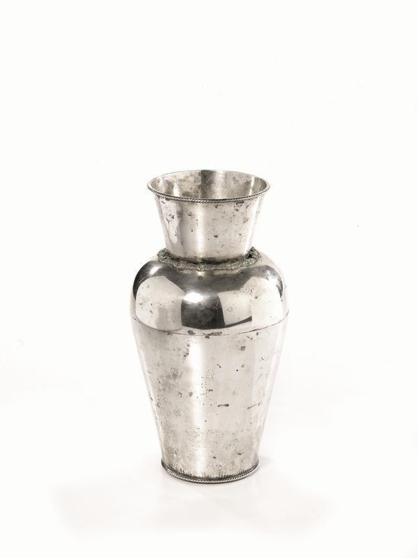  Vaso da fiori,  in argento, base lavorata a cordonetto, sul collo decorazione a filigrana e pastiglia turchese, alt. cm 23,5, g 440,  piccole mancanze 