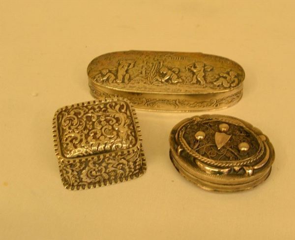 a) tabacchiera ovale in argento sbalzato e cesellato, decorato da tre sfere e 