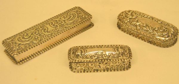 a) scatola ovale in argento sbalzato e cesellato con motivi vegetali ed iscrizione centrale incisa, Chester 1901