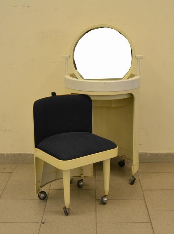   Toilette circolare, anni Â€Â™80, manifattura KASTILIA, in plastica, con poltroncina e specchiera incorporate, diam. cm 52, alt. cm 71  