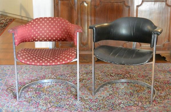  Due poltroncine a pozzetto, anni 70, fusto in metallo cromato, una rivestita in pelle e lÃ¢Â€Â™altra in stoffa ( 2 )  