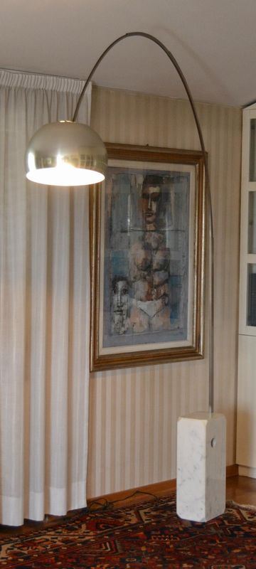 Piantana ad arco, anni 70, design Floss, base in marmo   - Asta Gioielli, Argenti, Modernariato, Dipinti, Mobili e Oggetti d'Arte - Poggio Bracciolini Casa d'Aste