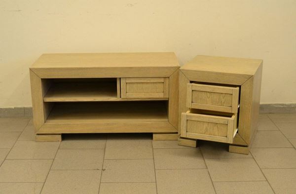  Due mobiletti, sec. XX, in acero, a tre cassetti e vani a giorno, cm 140x45x50 ( 2 ) 