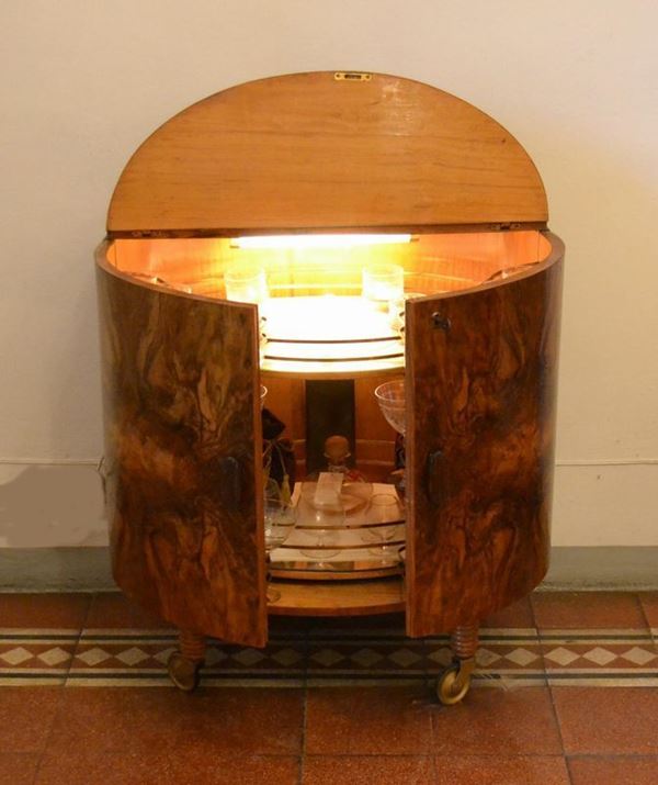 Mobile bar, anni 50, in radica, due sportelli e piano a ribalta, internamente due piani scorrevoli e luce, cm 69x48x75