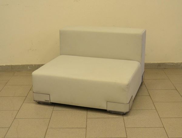  Poltrona, design Piero Lissoni, manifattura Kartell, in ecopelle, cm 87x86x57 