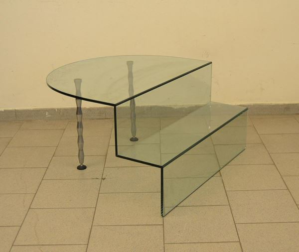  Tavolino, sec. XX, in vetro, con piano di forma ovale, gambe in metallo, cm 87x90x48, difetti 