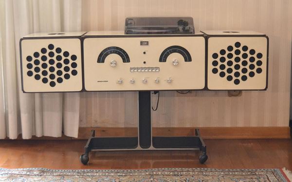 Radio giradischi Brionwega, anni 70, supporto in metallo cromato, su rotelle, cm 120x36x65   - Asta Gioielli, Argenti, Modernariato, Dipinti, Mobili e Oggetti d'Arte - Poggio Bracciolini Casa d'Aste