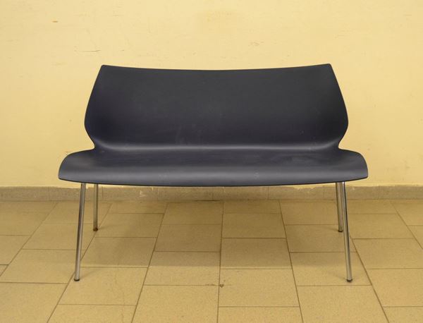  SofÃ  MAURI, design Vico Magistretti, manifattura Kartell, in plastica e metallo, cm 116x40x75,5 