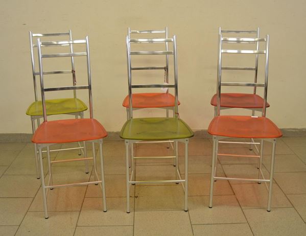  Sei sedie Bagutta, manifattura Ferretti, in policarbonato e alluminio, sedute di diversi colori, alt. cm 90 ( 6 )   - Asta Gioielli, Argenti, Modernariato, Dipinti, Mobili e Oggetti d'Arte - Poggio Bracciolini Casa d'Aste