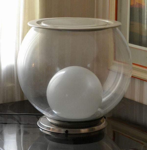  Lume da tavolo, anni 70, design Gabbianelli, in vetro circolare e metallo, cm 46x44                                    