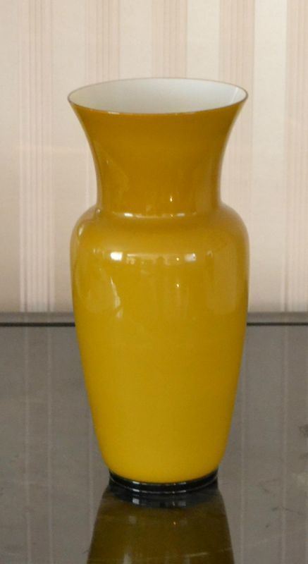  Vaso, manifattura Venini, in vetro di murano, alt. cm 36, datato 1979   - Asta Gioielli, Argenti, Modernariato, Dipinti, Mobili e Oggetti d'Arte - Poggio Bracciolini Casa d'Aste
