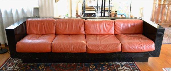  Divano a quattro posti, design Saratoga, con cuscini rivestiti in pelle 