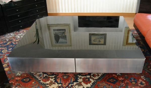  Tavolo da fumo, design Saratoga, piano in vetro, cm 150x127, piano filato 
