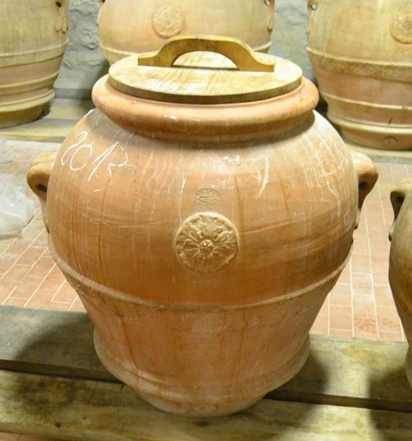  Orcio, sec. XX, in terracotta, manifattura M.I.T.A.L. Impruneta, alt. cm 81, diam. cm 78, lateralmente firmato Luigi Mariani                                                     