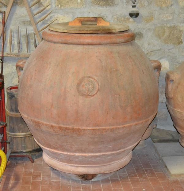  Grande orcio, sec. XIX, in terracotta, con stemma centrale, alt. cm 115, diam. cm 111 