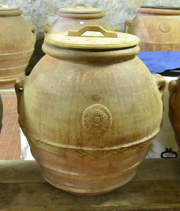  Orcio, sec. XX, in terracotta, manifattura M.I.T.A.L. Impruneta, alt. cm 95, diam. cm 90, lateralmente firmato Luigi Mariani                                                    