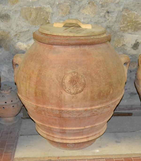  Orcio, sec. XX, in terracotta, manifattura M.I.T.A.L. Impruneta, alt. cm 97, diam. cm 91, firmato lateralmente Luigi Mariani 