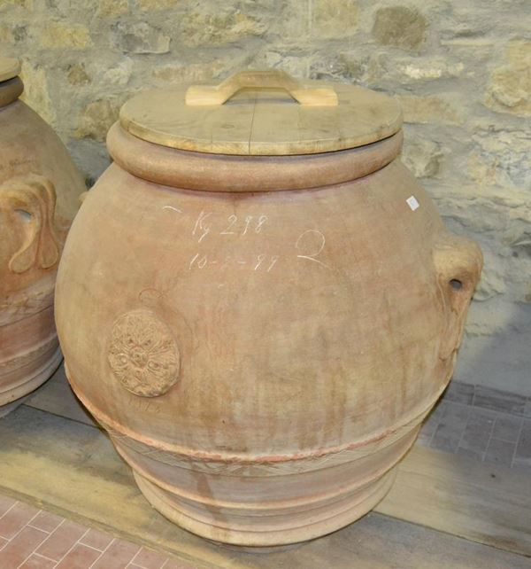  Orcio, sec. XX, in terracotta, manifattura M.I.T.A.L. Impruneta, alt. cm 97, diam. cm 91, firmati lateralmente Luigi Mariani 