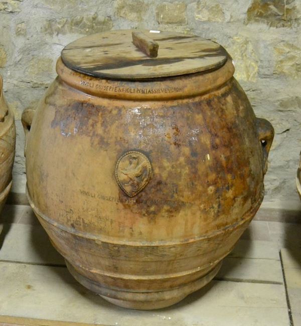  Orcio, sec. XIX, in terracotta, manifattura Vivoli e Figli Pontassieve, con due manici e stemma centrale, alt. cm 97, diam. cm 92 