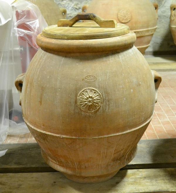  Orcio, sec. XX, in terracotta, manifattura M.I.T.A.L. Impruneta, con due manici e stemma centrale, alt. cm 77, diam. cm 68 