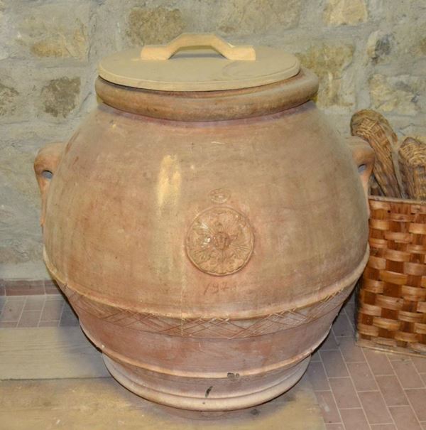  Orcio, sec. XX, in terracotta, manifattura M.I.T.A.L. Impruneta, alt. cm 97, diam. cm 91, firmato lateralmente Luigi Mariani 