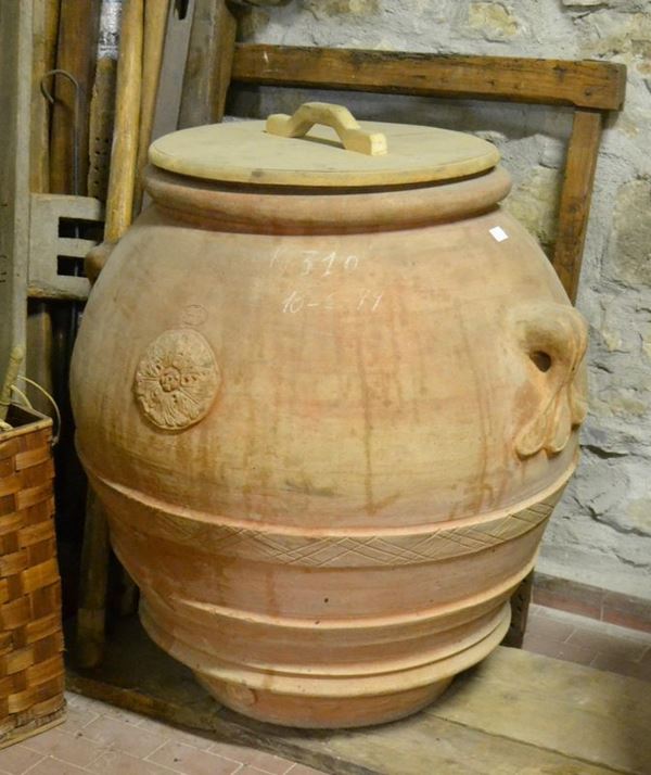  Orcio, sec. XX, in terracotta, manifattura M.I.T.A.L. Impruneta, alt. cm 97, diam. cm 91, firmato lateralmente Luigi Mariani 