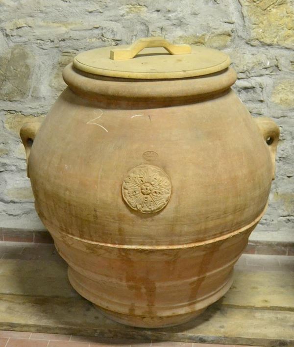  Orcio, sec. XX, in terracotta, manifattura M.I.T.A.L. Impruneta, alt. cm 97, diam. cm 91, firmato lateralmente Luigi Mariani 