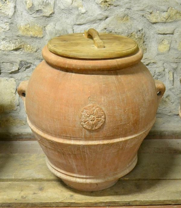  Orcio, sec. XX, in terracotta, manifattura M.I.T.A.L. Impruneta, alt. cm 84, diam. cm 80, lateralmente firmato Luigi Mariani 