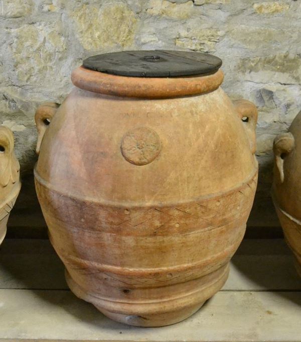  Orcio, sec. XIX, in terracotta, manifattura Agresti, con due manici e stemma centrale, alt. cm 104, diam. cm 90 