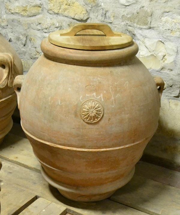  Orcio, sec. XX, in terracotta, manifattura M.I.T.A.L., con due manici e stemma centrale, alt. cm 94, diam. cm 85 