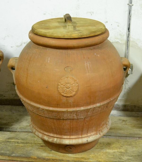  Orcio, sec. XX, in terracotta, manifattura M.I.T.A.L. Impruneta, alt. cm 83, diam. cm 80, lateralmente firmato Luigi Mariani                                                    