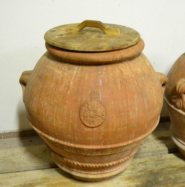  Orcio, sec. XX, in terracotta, manifattura M.I.T.A.L. Impruneta, con due manici e stemma centrale, alt. cm 90, diam. cm 85 
