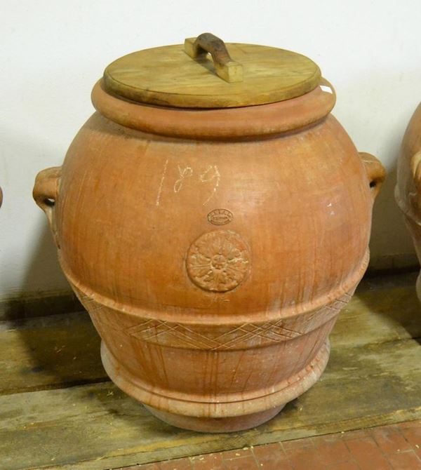  Orcio, sec. XX, in terracotta, manifattura M.I.T.A.L. Impruneta, alt. cm 83, diam. cm 80, lateralmente firmato Luigi Mariani                                                    