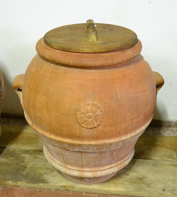  Orcio, sec. XX, in terracotta, manifattura M.I.T.A.L. Impruneta, alt. cm 83, diam. cm 80, lateralmente firmato Luigi Mariani                                                    