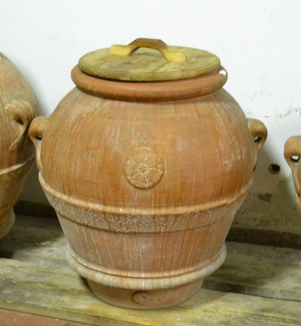  Orcio, sec. XX, in terracotta, manifattura M.I.T.A.L. Impruneta, alt. cm 83, diam. cm 80, lateralmente firmato Luigi Mariani                                                    